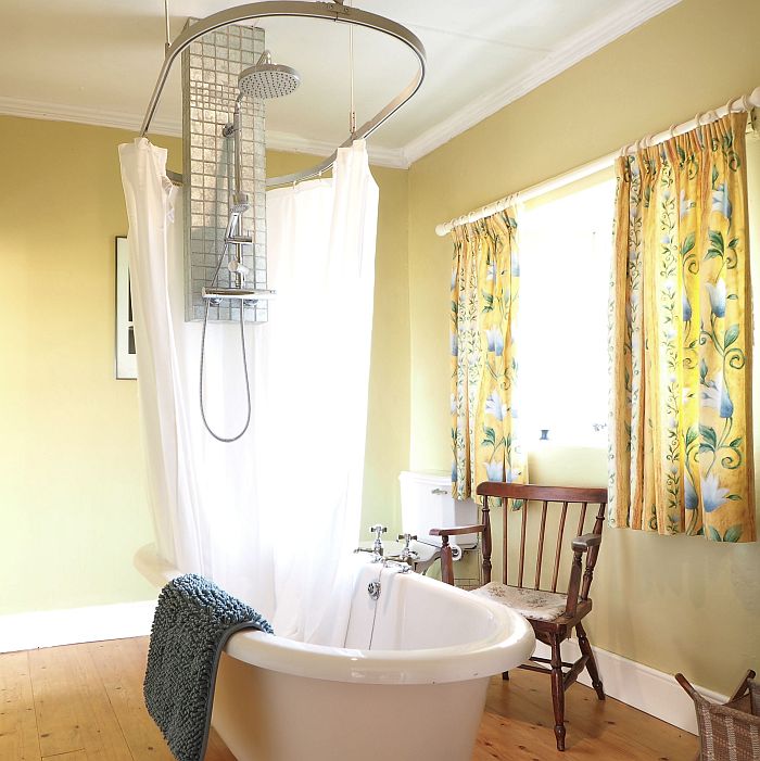 Ensuite bathroom with shower over tub/WC/handbasin