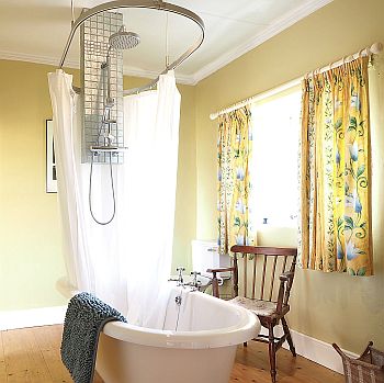 Ensuite bathroom with shower over tub/WC/handbasin