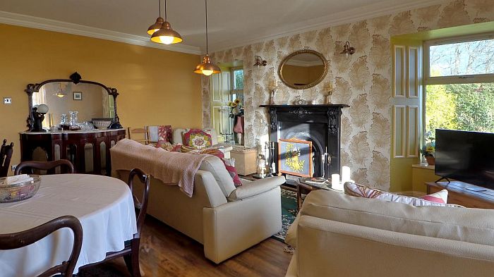 Das gemütliche Wohnzimmer mit Fernseher und Kamin