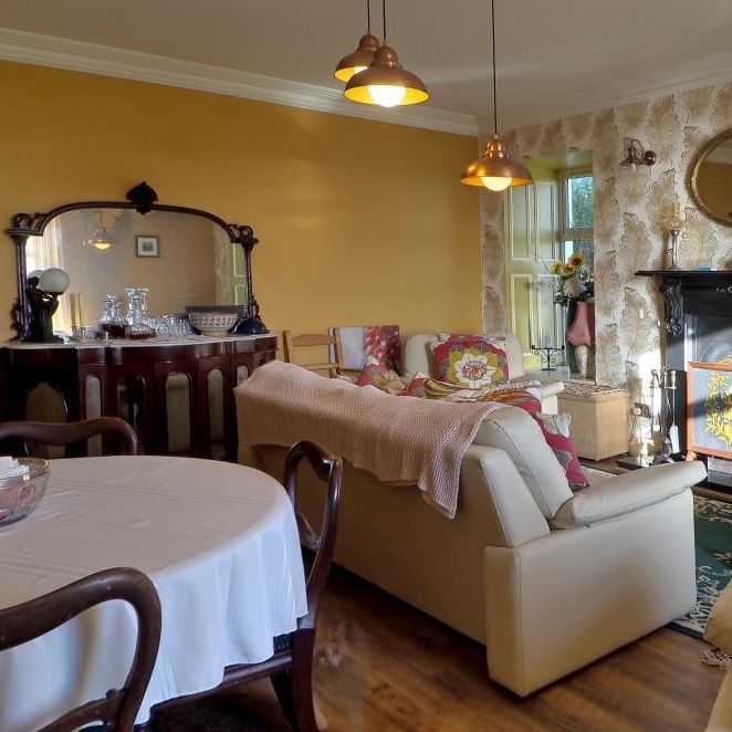 Das gemütliche Wohnzimmer mit Fernseher und Kamin