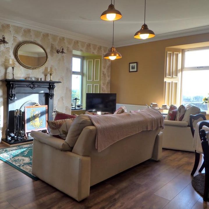 Das gemütliche Wohnzimmer mit Fernseher und Kamin